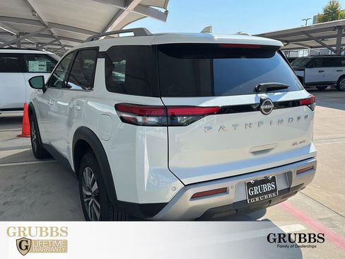 Used 2023 Nissan Pathfinder SL image 2