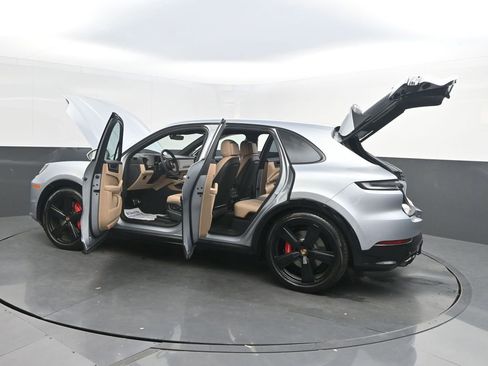 Certified 2025 Porsche Cayenne GTS AWD/4WD image 44