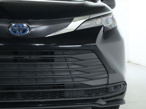 Certified 2025 Toyota Sienna LE AWD/4WD image 7