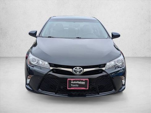 Used 2017 Toyota Camry SE w/ Moonroof Package FWD image 2