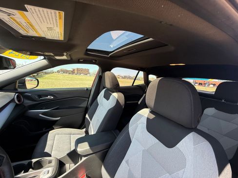 Used 2024 Chevrolet Trax RS w/ Sunroof Package image 24