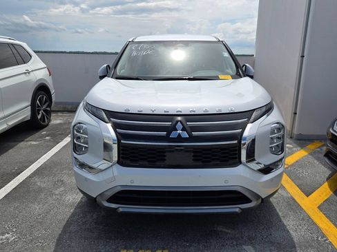 Used 2025 Mitsubishi Outlander SE FWD image 3