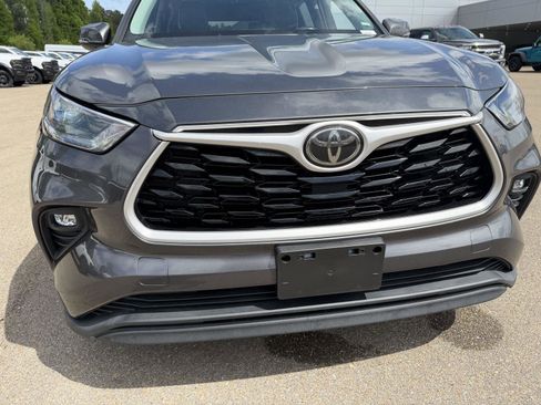 Used 2021 Toyota Highlander XLE image 24