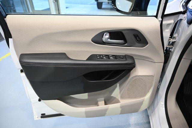 Used 2024 Chrysler Pacifica Touring-L FWD image 28