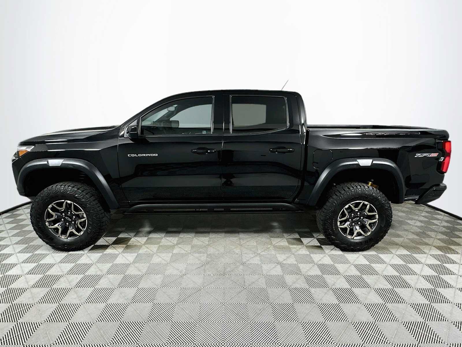 Used 2024 Chevrolet Colorado ZR2 w/ Safety Package AWD/4WD image 4