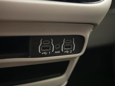 Used 2024 Chrysler Pacifica Touring-L image 13