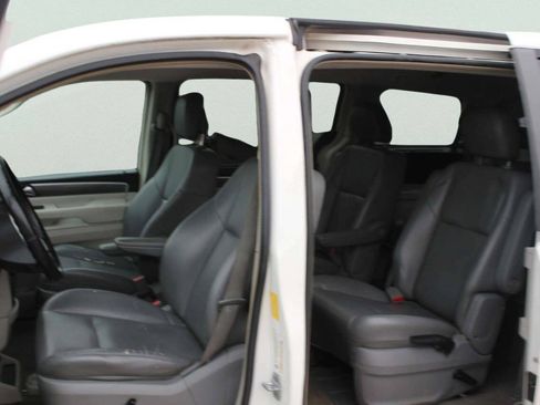 Used 2010 Volkswagen Routan SE FWD image 7