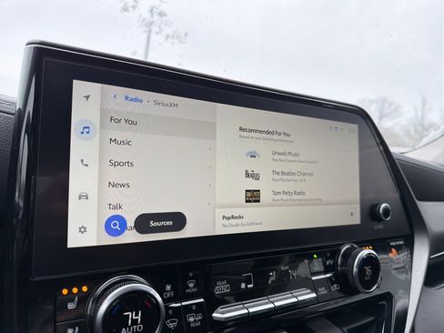 Used 2024 Toyota Highlander Limited image 19