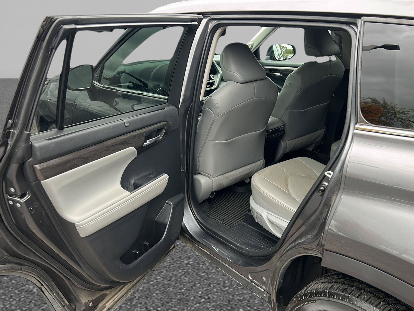 Used 2021 Toyota Highlander Platinum AWD/4WD image 16