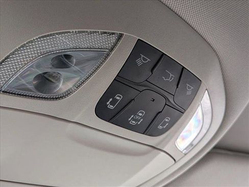 Used 2024 Chrysler Pacifica Select image 19
