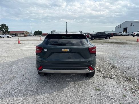 Used 2025 Chevrolet Trax LT w/ Sunroof Package FWD image 4