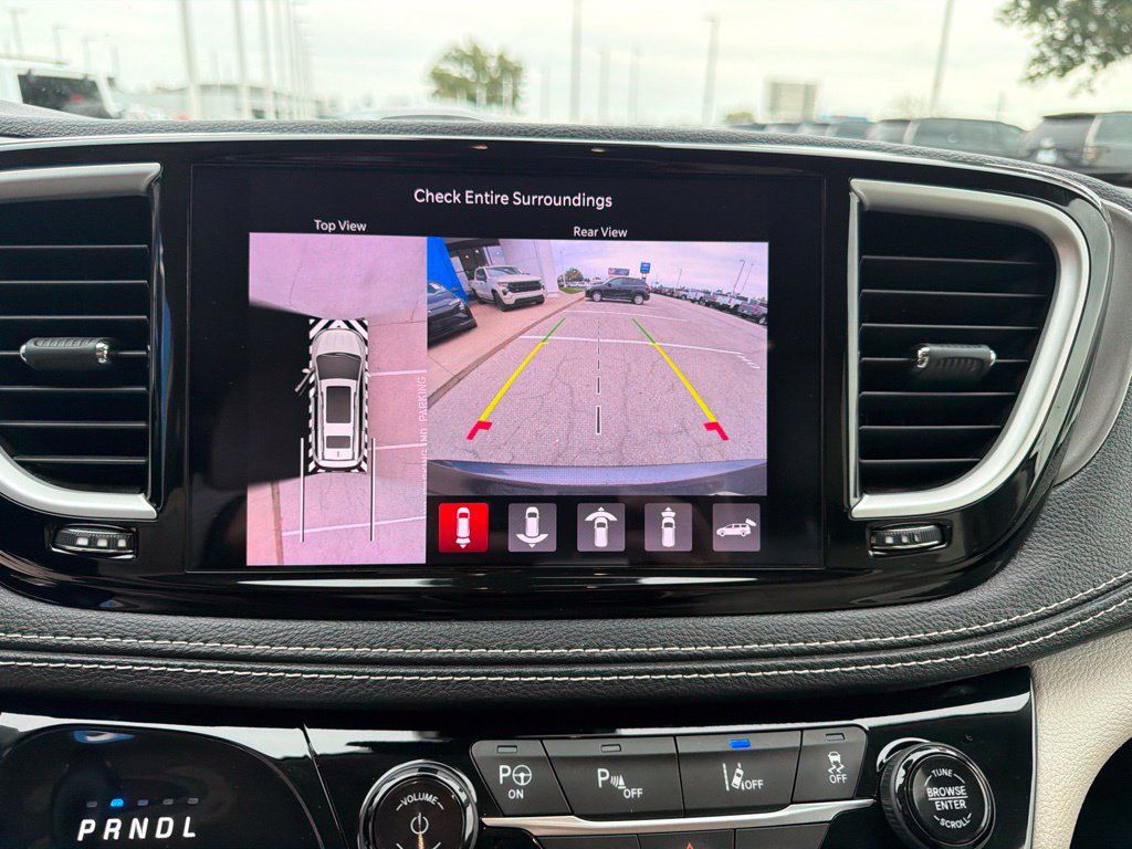 Used 2021 Chrysler Pacifica Touring-L FWD image 29