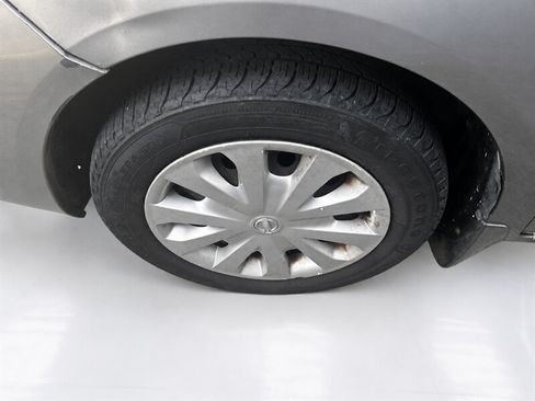 Used 2012 Nissan Versa SV FWD image 28