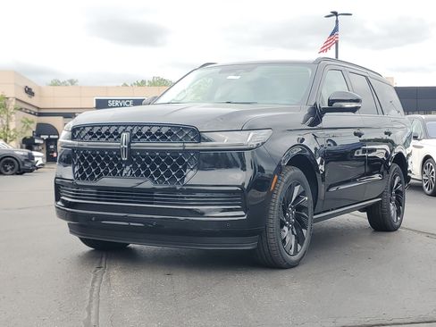 New 2026 Lincoln Navigator Reserve w/ Jet Appearance Package AWD/4WD image 2
