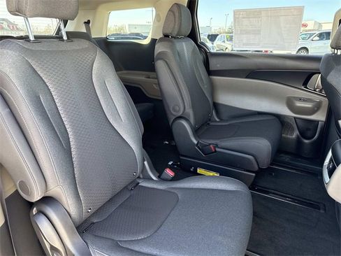 New 2026 Kia Carnival LX image 17