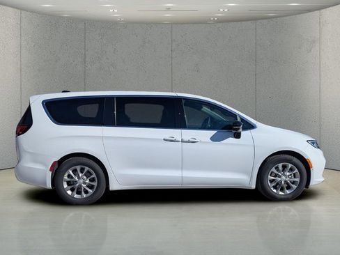 New 2026 Chrysler Pacifica Limited FWD image 3