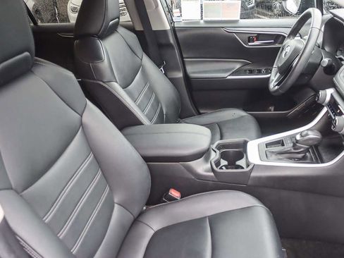 Used 2021 Toyota RAV4 XLE Premium image 15