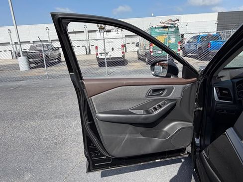 Used 2023 Nissan Rogue S AWD/4WD image 18