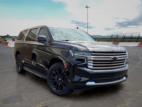 Used 2022 Chevrolet Suburban High Country AWD/4WD image 2