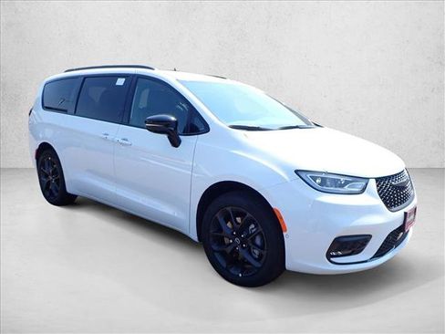 New 2026 Chrysler Pacifica Limited w/ Uconnect Theater Family Group AWD/4WD image 6