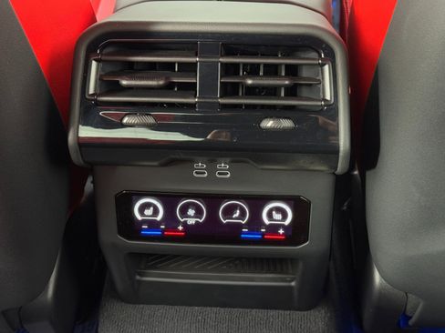 Used 2025 BMW M5 w/ Carbon Package image 37