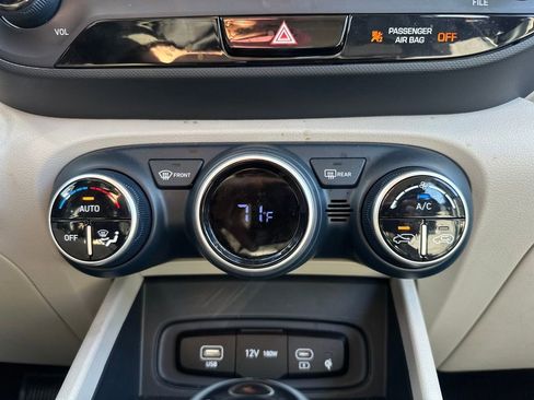 Used 2024 Hyundai Venue Limited image 21