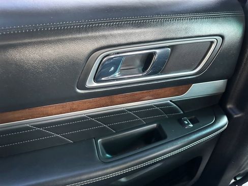 Used 2017 Ford Explorer Platinum image 30