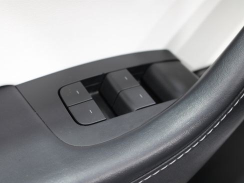 Used 2022 Tesla Model Y Long Range image 6