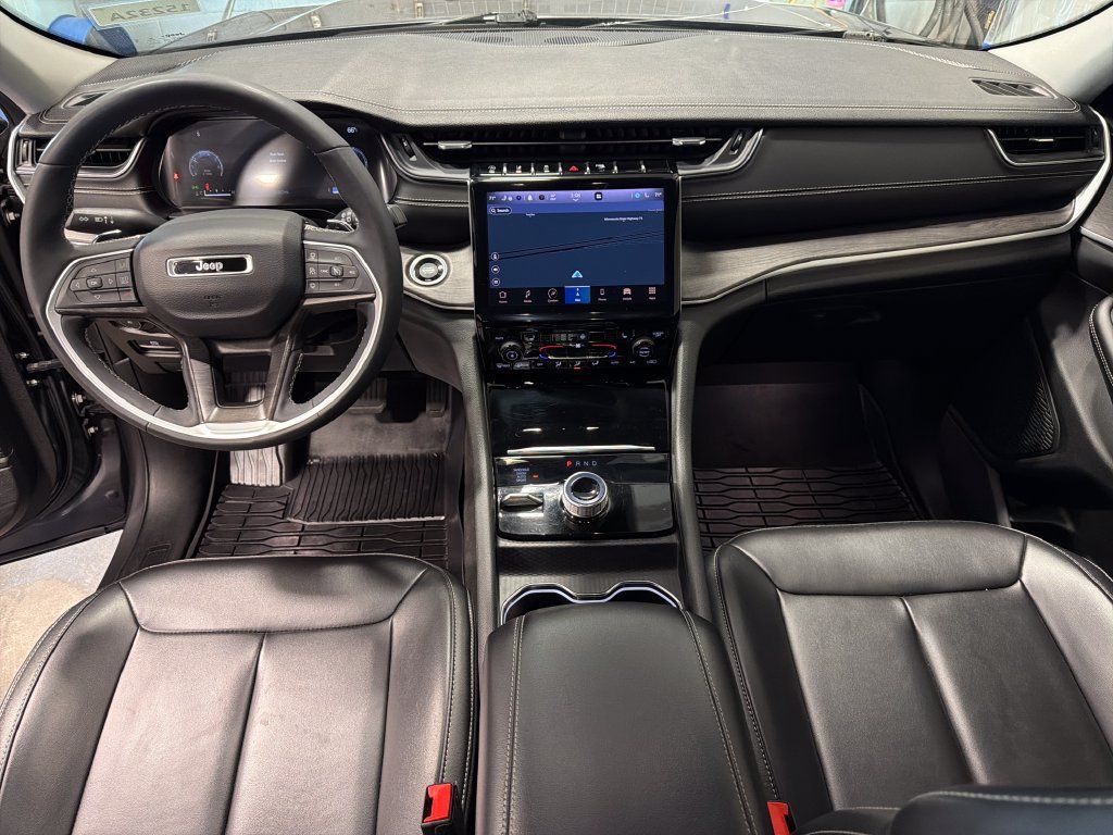 Used 2023 Jeep Grand Cherokee Limited AWD/4WD image 5