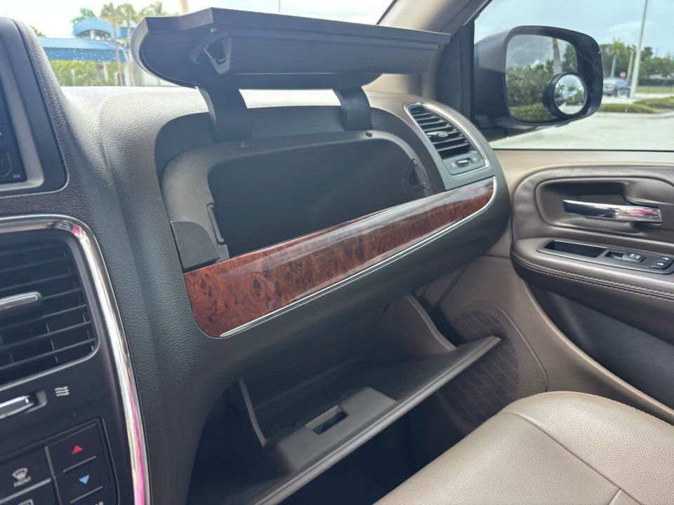 Used 2016 Chrysler Town & Country Touring FWD image 15