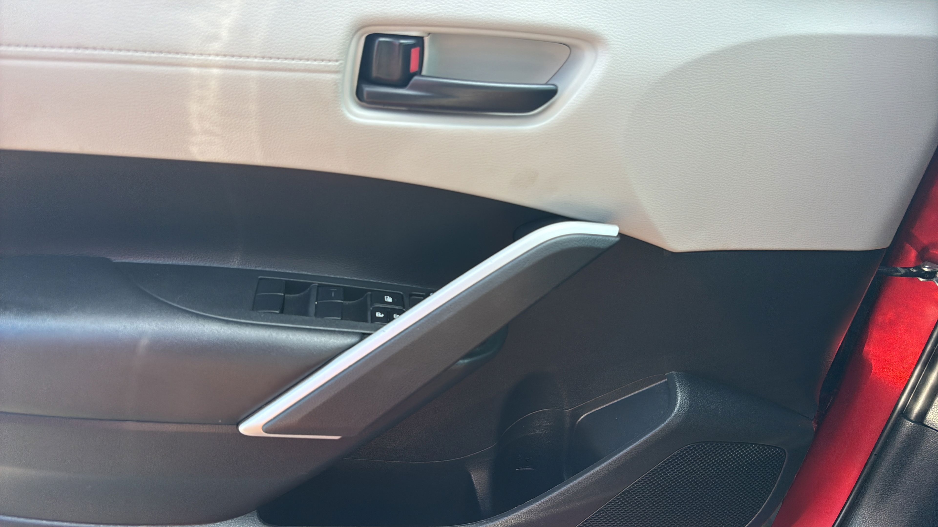 Used 2025 Toyota Corolla Cross LE FWD image 17