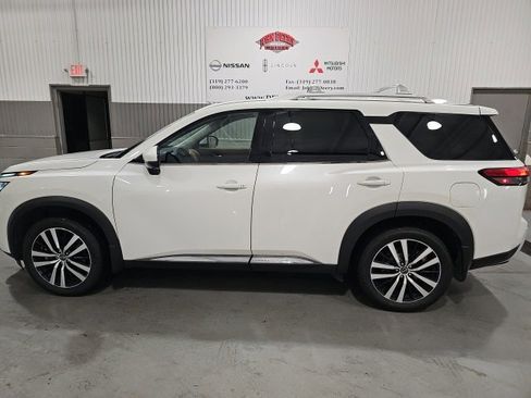 Certified 2023 Nissan Pathfinder Platinum w/ Cargo Package image 6