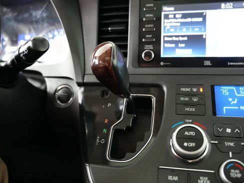 Used 2018 Toyota Sienna Limited Premium image 27