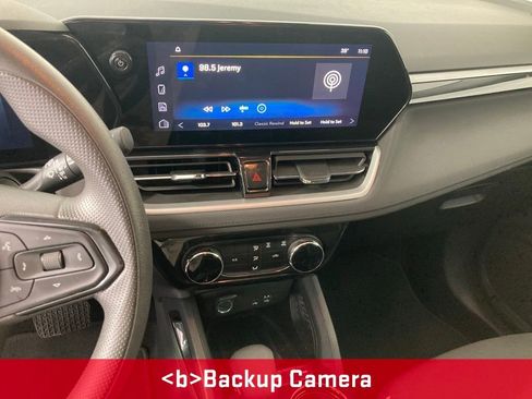 Used 2025 Chevrolet TrailBlazer LT image 2