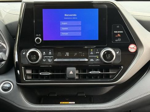 Used 2024 Toyota Highlander XLE FWD image 17