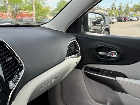 Used 2021 Jeep Cherokee Limited image 21