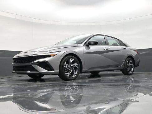 Used 2025 Hyundai Elantra Sport image 21