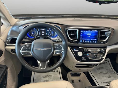 Used 2017 Chrysler Pacifica Touring-L FWD image 29