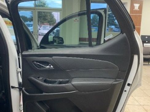 Used 2023 Chevrolet Traverse LT image 10