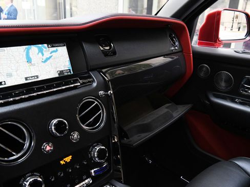 Used 2021 Rolls-Royce Cullinan Black Badge image 20