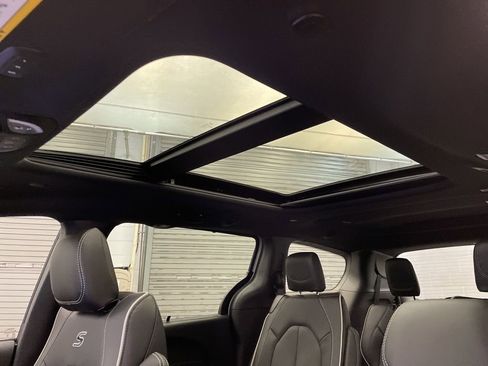 New 2026 Chrysler Pacifica Limited w/ Uconnect Theater Family Group image 16