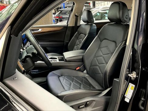 Used 2025 Volkswagen Atlas SE image 27