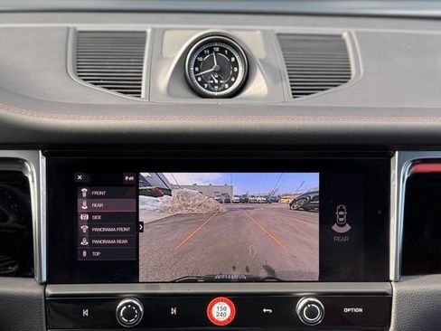 Certified 2025 Porsche Macan image 30