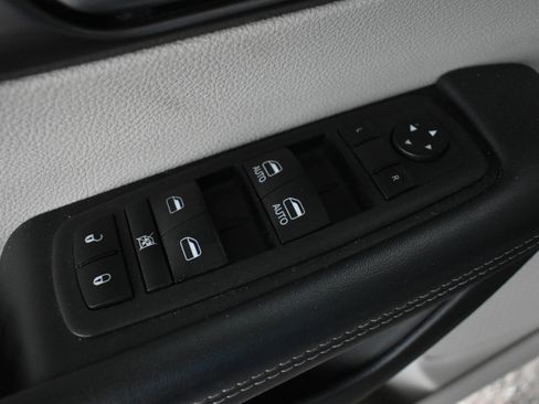 Used 2024 Chrysler Pacifica Touring-L FWD image 12