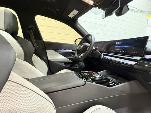 Used 2025 BMW M5 w/ Executive Package image 48