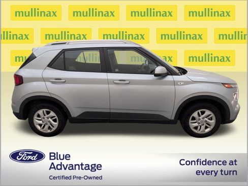Used 2020 Hyundai Venue SEL FWD image 2