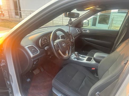 Used 2017 Jeep Grand Cherokee Laredo RWD image 5