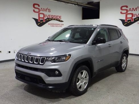 Used 2022 Jeep Compass Latitude image 1