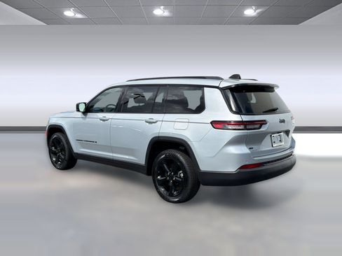 Used 2023 Jeep Grand Cherokee L Laredo RWD image 3