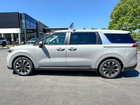 Used 2024 Kia Carnival EX FWD image 10